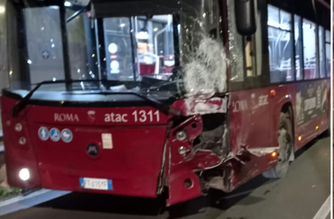 Roma: auto contro bus Atac. Muore una giovane donna
