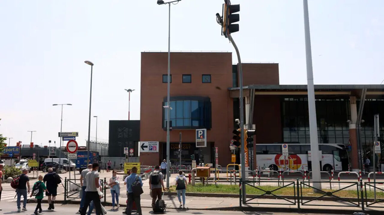 Simone Salvalaggio muore vicino all’aeroporto sul marciapiede