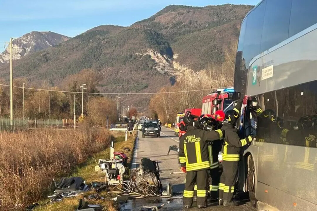Maniago: scontro fra auto e corriera, un morto