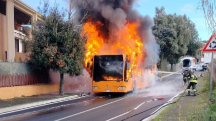Ariccia: esplode bus di studenti, terrore e fiamme altissime