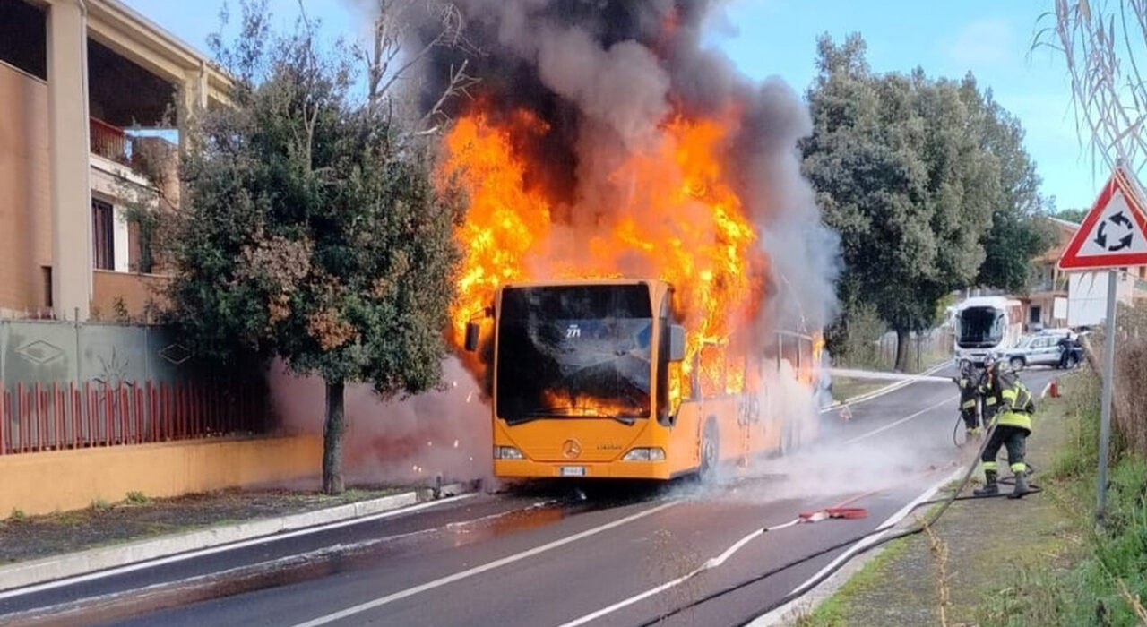 Ariccia: esplode bus di studenti, terrore e fiamme altissime