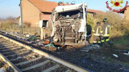 Chivasso: treno travolge un camion al passaggio a livello
