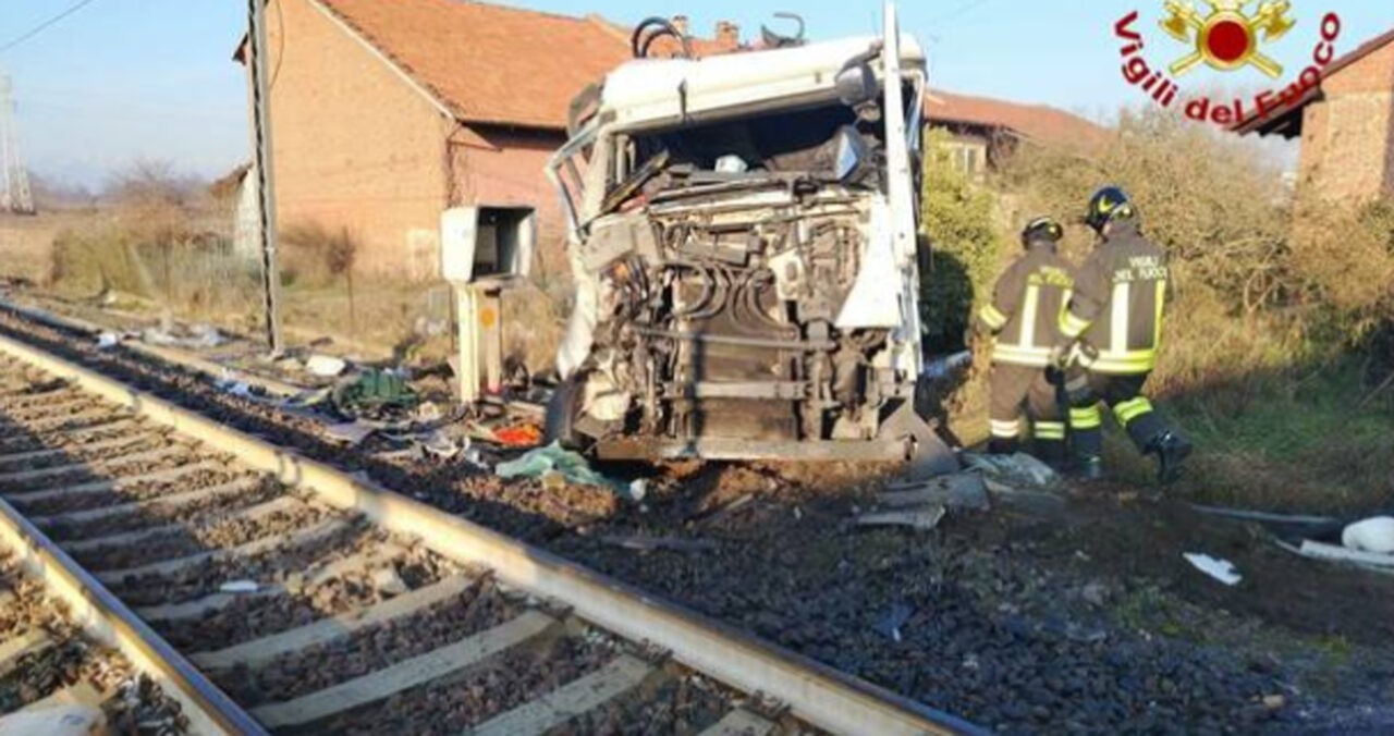 Chivasso: treno travolge un camion al passaggio a livello