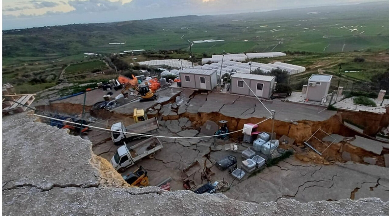 Niscemi, frana peggiora nella notte: evacuate oltre 500 persone. Scuole chiuse