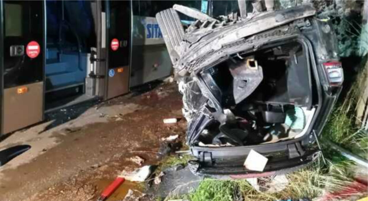 Puglia: si scontrano un bus e due auto, due morti