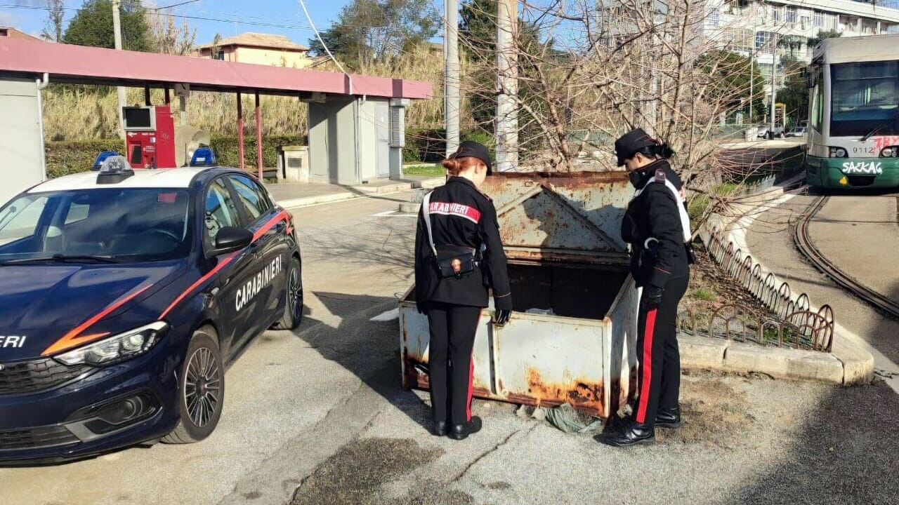 Roma: cadavere di uomo trovato in un cassonetto