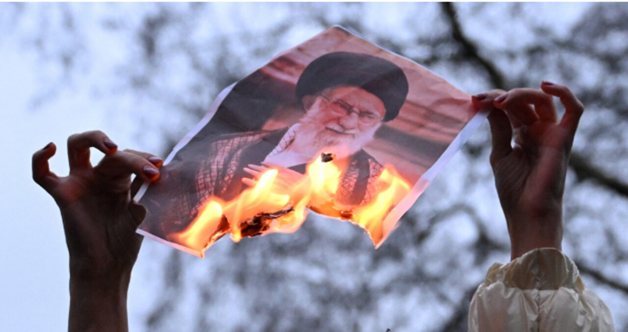 Dal volo dello Scià alla rivolta di una nazione: l’Iran verso un nuovo capitolo storico