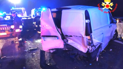 Maxi tamponamento sull’A1 a Castelfranco Emilia: un morto e tre feriti nella notte