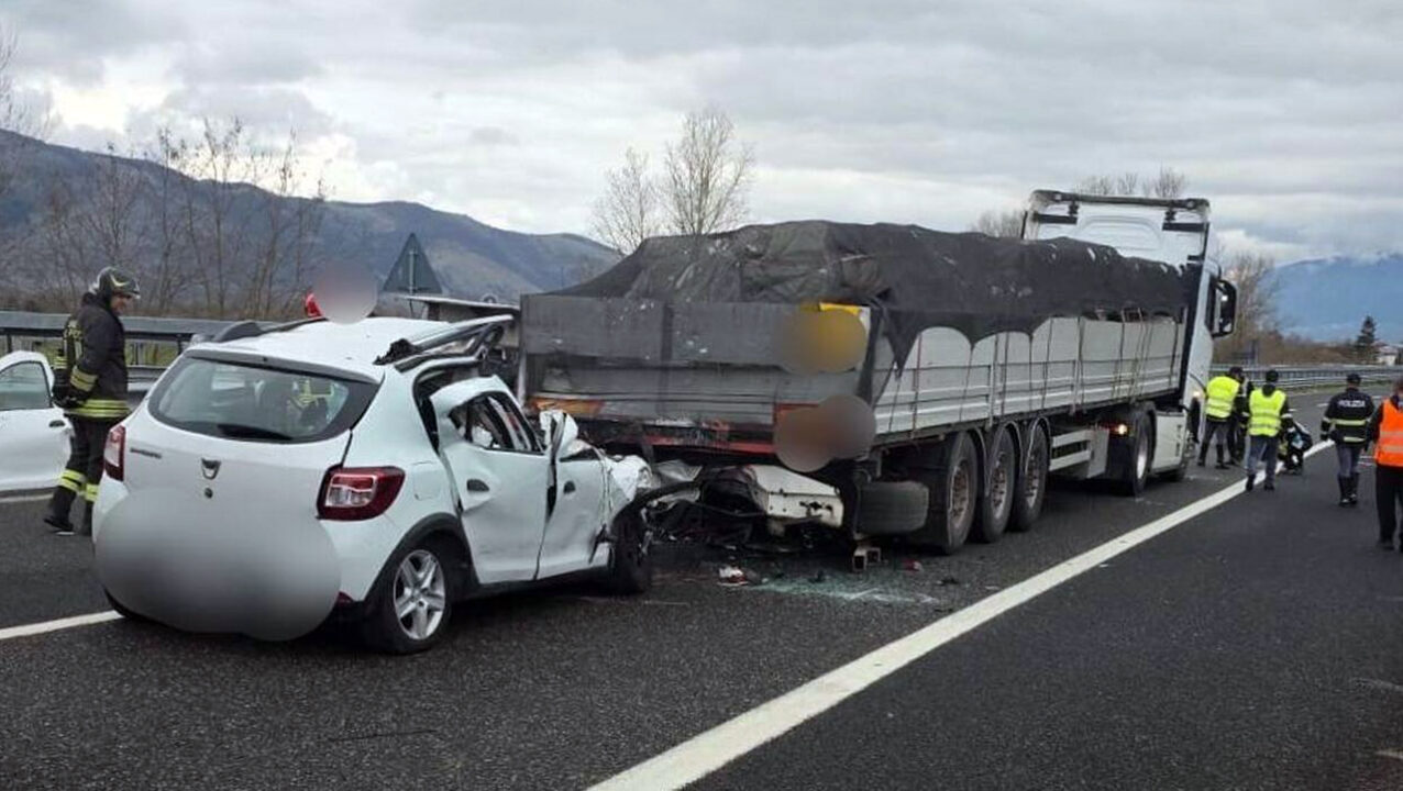 Autostrada A2: tir tamponato da un’auto. Un morto e tre feriti