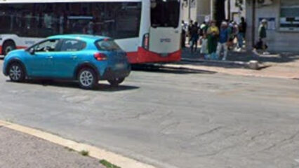 Incidente in Piazza Moro a Bari, 67enne investito da un bus: morto dopo il ricovero