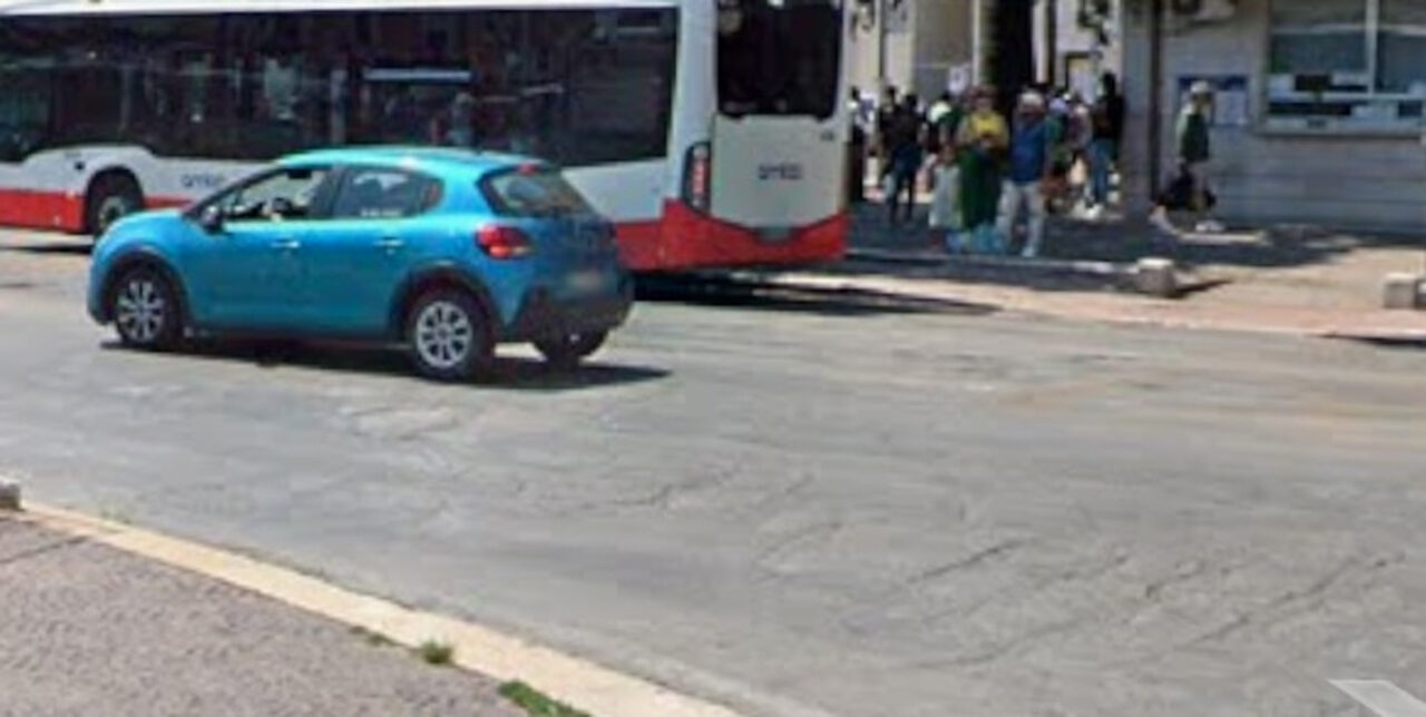 Incidente in Piazza Moro a Bari, 67enne investito da un bus: morto dopo il ricovero