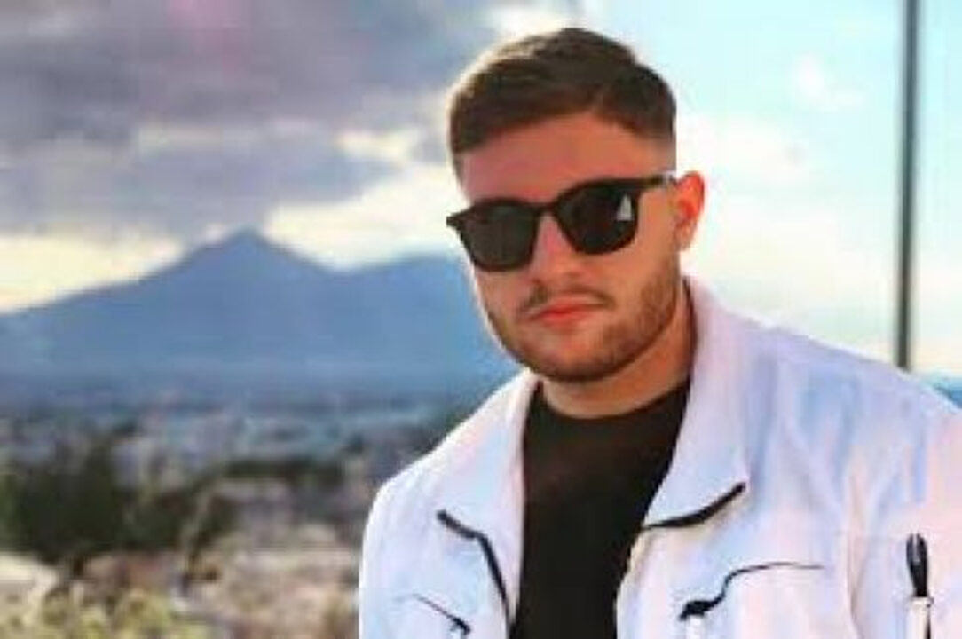 Schiacciato da un mezzo in manovra: muore a 24 anni il musicista Karmis