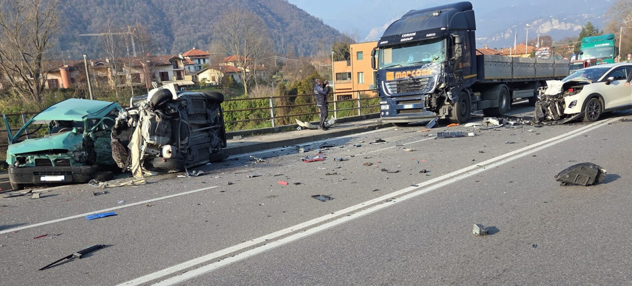 Schianto sulla provinciale 342 a Calco: due morti e due feriti