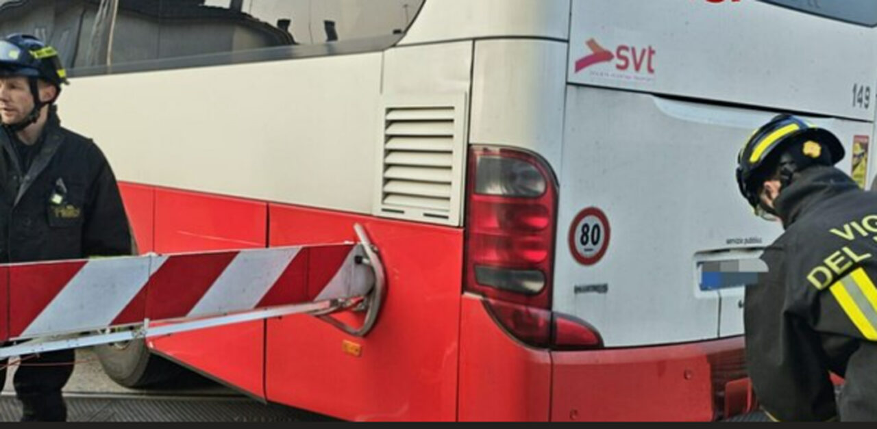 Dueville, autobus con studenti bloccato sui binari: nessun ferito