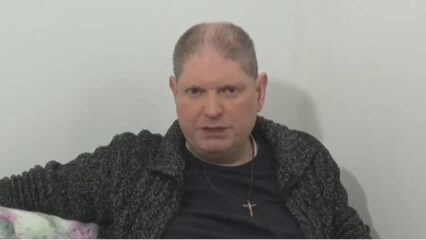 Don Giovanni Gatto si spoglia dell'abito sacerdotale: ama una donna