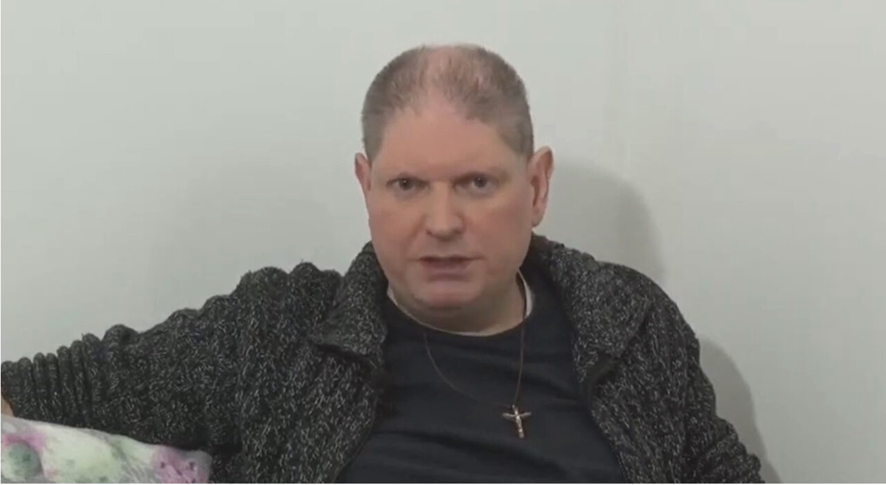 Don Giovanni Gatto si spoglia dell’abito sacerdotale: ama una donna