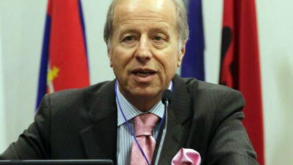 Fabio Pigliapoco vola giù dalle scale e muore