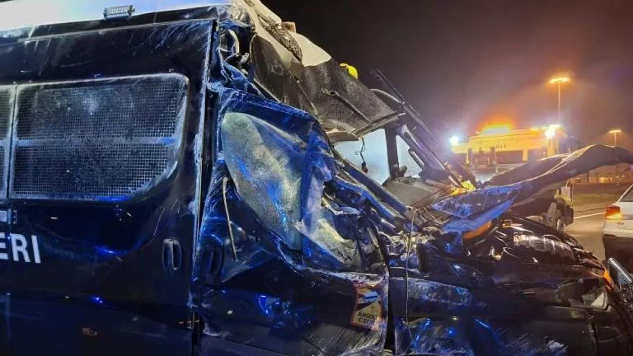 Autostrada A4: furgone carabinieri si ribalta. Dieci feriti