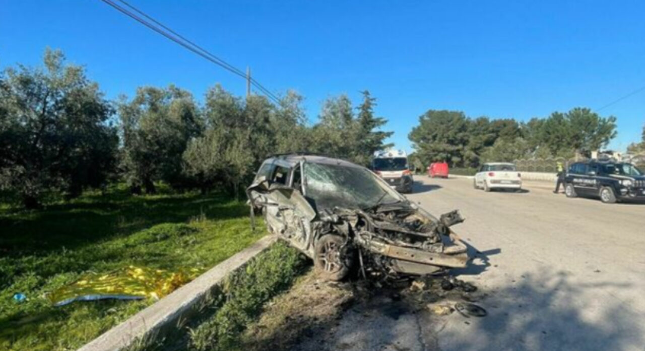 Auto contro un muretto a Bisceglie: muore Donata Cioce, ferito il marito