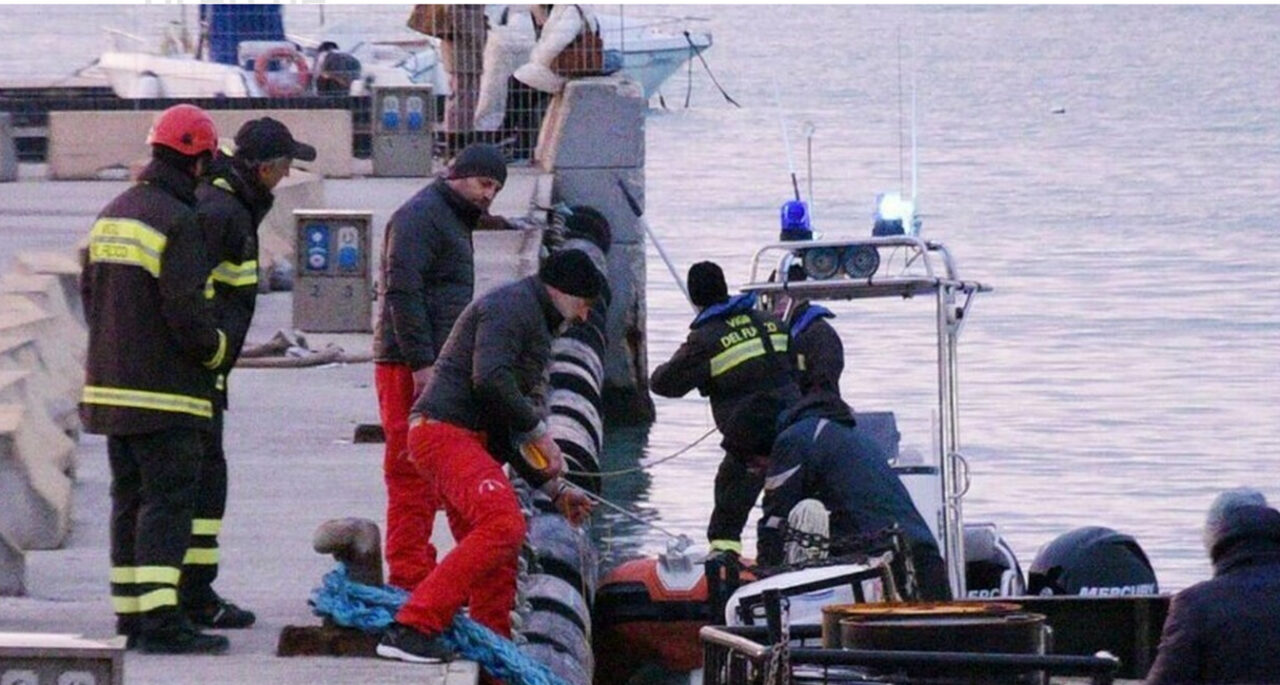 Ventenne aggredisce la madre e si getta in mare: ricerche in corso al porto di Civitanova