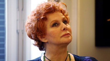 Si è spenta a 78 anni Maria Rita Parsi, psicologa e psicoterapeuta tra le figure più rispettate in Italia nella tutela dei diritti di bambini e adolescenti. Per decenni il suo lavoro ha affiancato istituzioni nazionali e internazionali impegnate a garantire la protezione dei minori, attraverso attività clinica, ricerca, produzione editoriale e impegno pubblico. Parsi è stata presidente della Fondazione Movimento Bambino Onlus e membro dell’Osservatorio nazionale per l’infanzia e l’adolescenza, sostenendo politiche governative per la tutela dei più giovani. Dal 2020 faceva parte dell’Osservatorio presso il Dipartimento per le politiche della famiglia e, dal 2021, partecipava al gruppo di lavoro del Ministero del Lavoro e delle Politiche sociali sulla Child Guarantee, iniziativa europea contro povertà ed esclusione sociale dei bambini. A livello internazionale, nel 2012 è stata eletta al Comitato delle Nazioni Unite sui Diritti del Fanciullo, contribuendo a monitorare l’applicazione della Convenzione ONU nei Paesi aderenti. Durante la sua carriera ha anche collaborato con il Tribunale civile di Roma e la Commissione parlamentare per l’infanzia, partecipando a organismi di controllo sulla regolamentazione dei contenuti televisivi e pubblicitari e sulla tutela dei minori. Con la sua scomparsa, l’Italia perde una voce autorevole che ha dedicato la vita a costruire una cultura della protezione dell’infanzia, fondata su diritti, responsabilità e prevenzione.