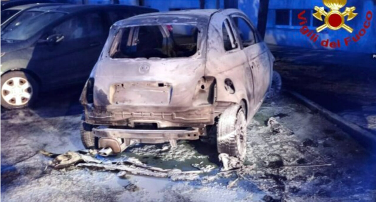 Puglia: auto in fiamme nella notte nel Salento