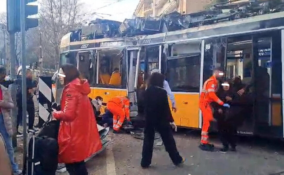 Tram deraglia in centro a Milano: un morto e oltre venti feriti