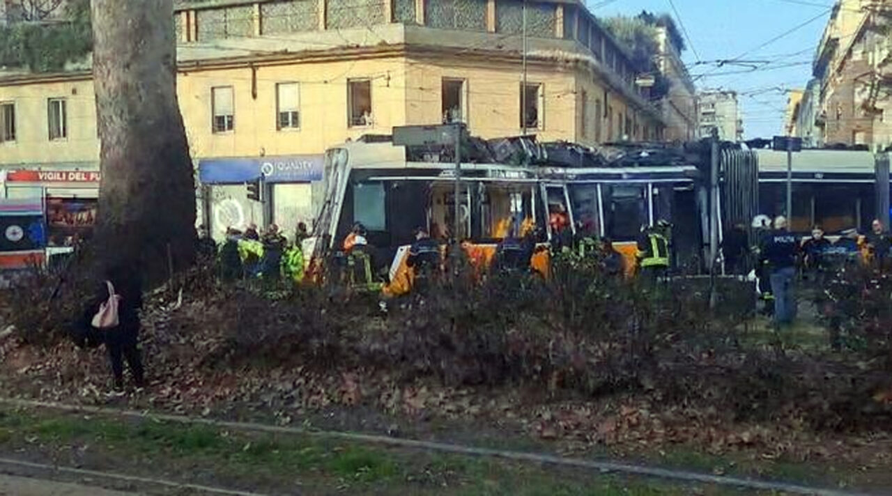 Tram deragliato a Milano, la vittima è un 60enne di Rozzano