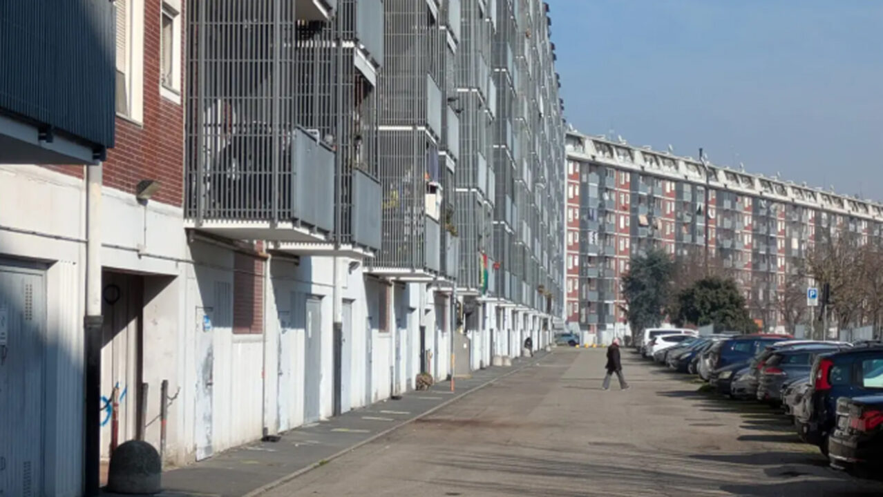 Donna di 31 anni precipita dal quarto piano a Milano e muore