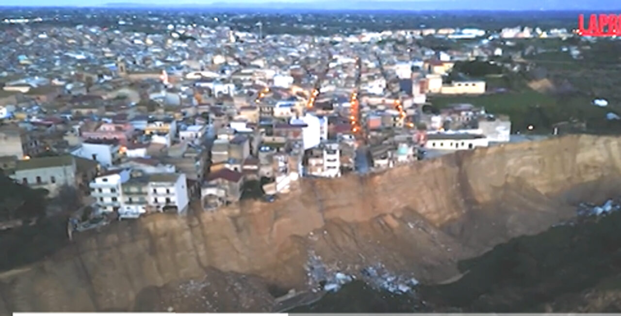 Niscemi: la frana continua a scivolare. Nuovi crolli