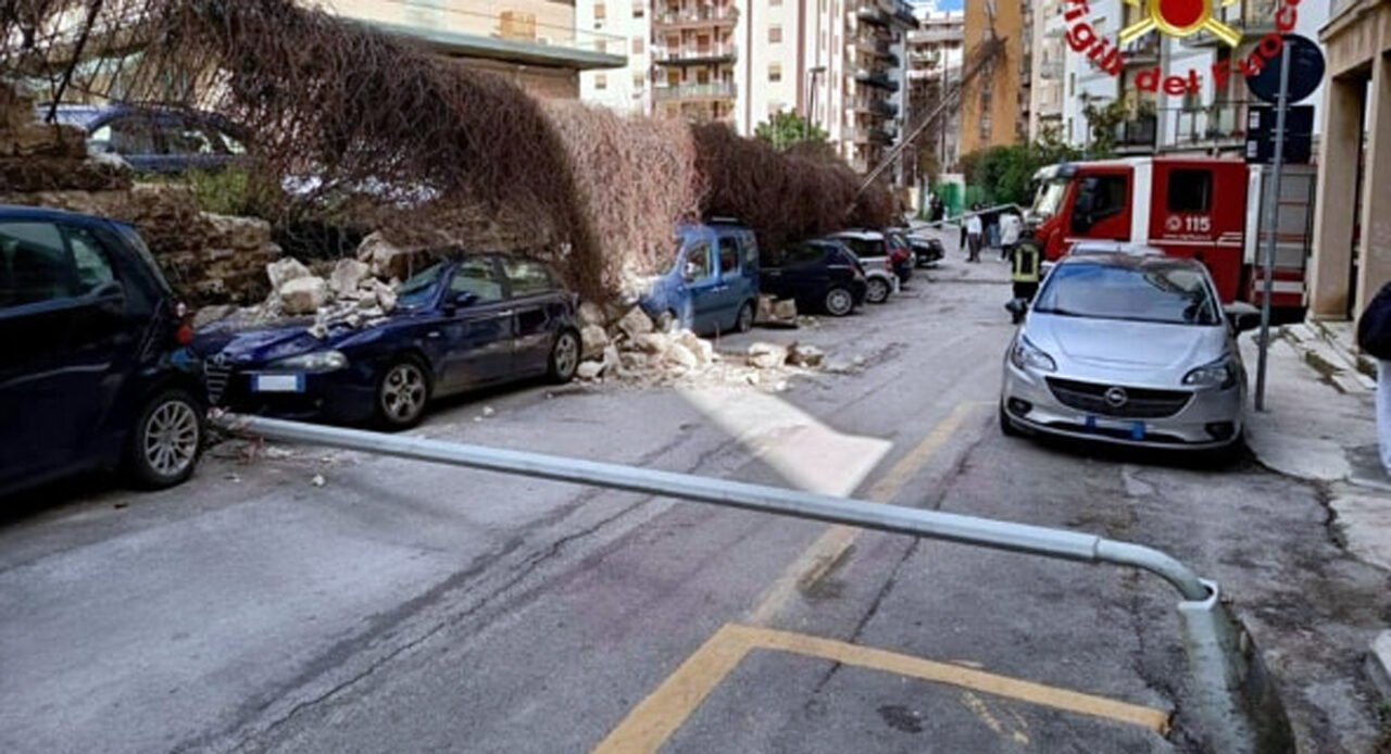 Palermo, crolla un muro in via Nairobi: uomo ferito sotto le macerie