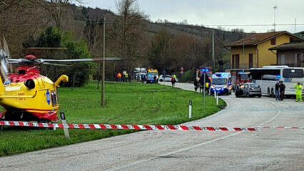 Frontale tra auto e bus fuori servizio: muore operaio 33enne