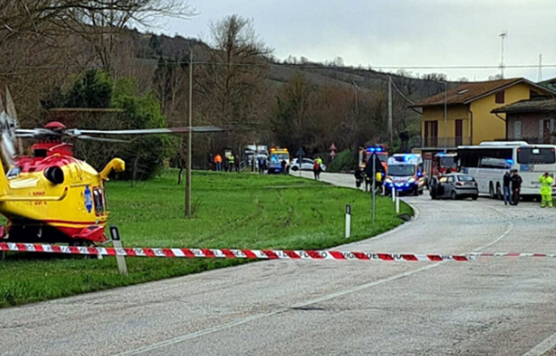 Frontale tra auto e bus fuori servizio: muore operaio 33enne
