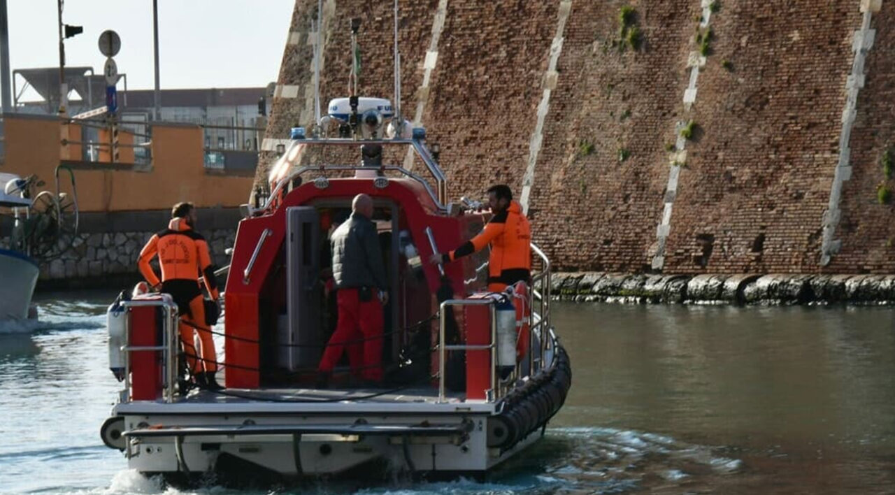 Pilotina si ribalta all’ingresso del porto di Livorno: muore marittimo di 30 anni