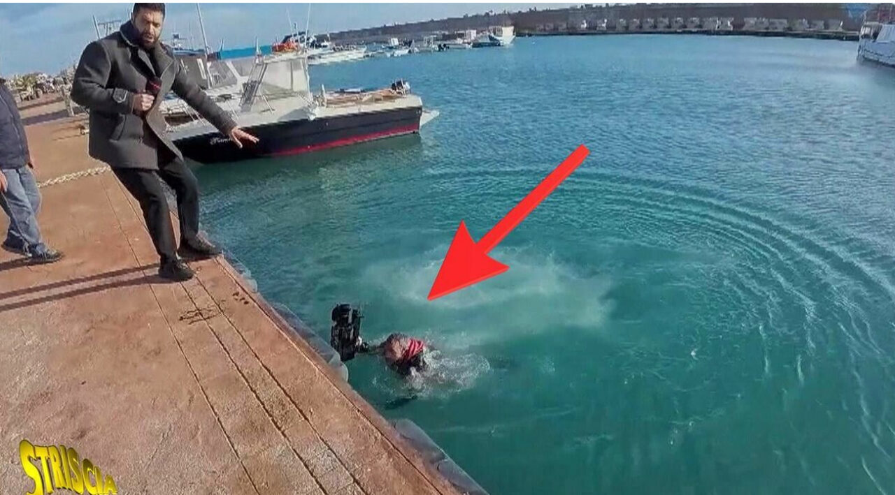 Striscia la Notizia: cameramen fatto cadere in mare