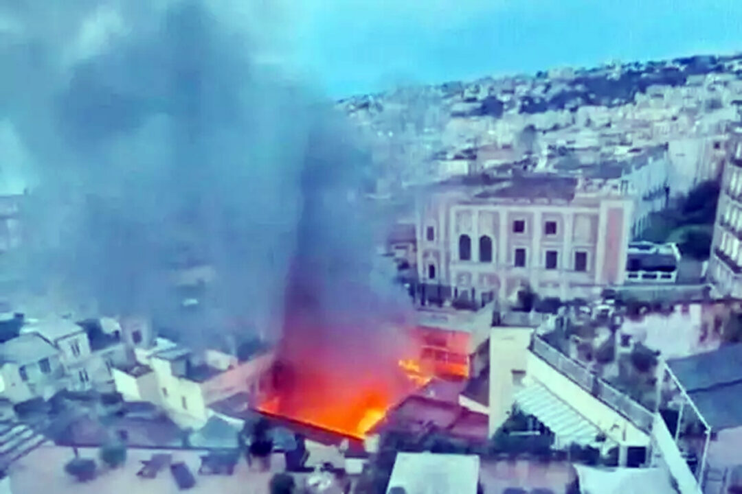 Incendio nel centro di Napoli: fiamme al teatro Sannazzaro