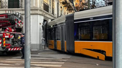 Milano: sale a due morti il bilancio dell'incidente del tram deragliato