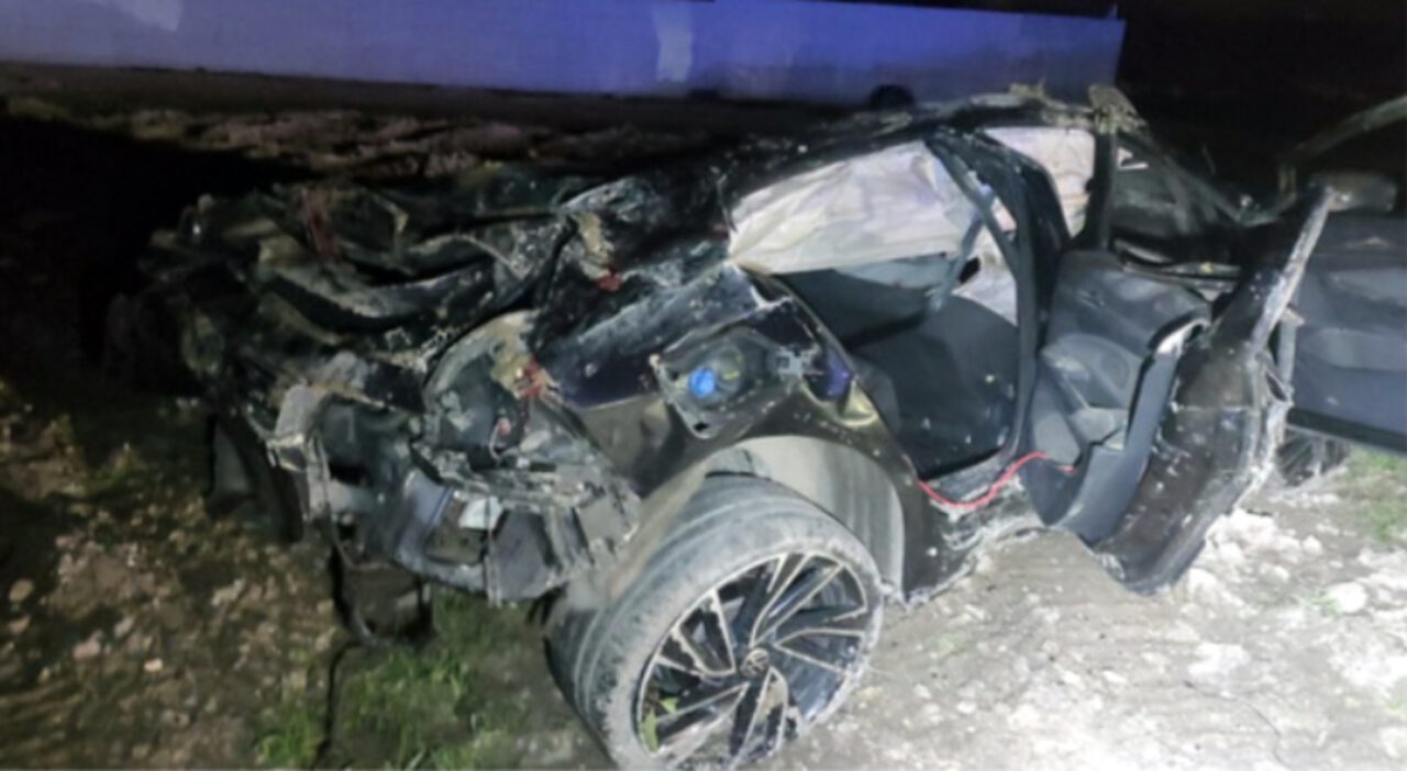 Trani, auto fuori strada nella notte: muore 33enne, due giovani in gravi condizioni