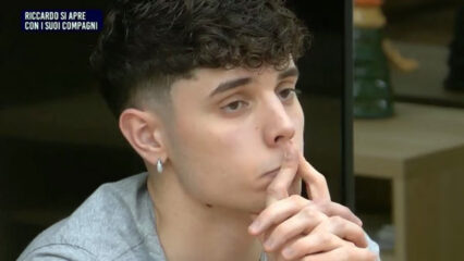 Amici 2025: confessioni, scuse e tensioni ancora irrisolte di Riccardo