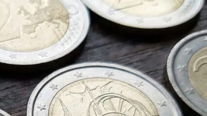 Acireale, tenta di pagare la spesa con 280 monete false da 2 euro: denunciato