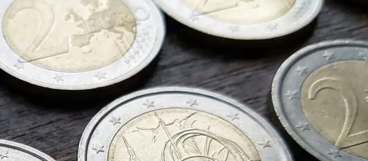 Acireale, tenta di pagare la spesa con 280 monete false da 2 euro: denunciato