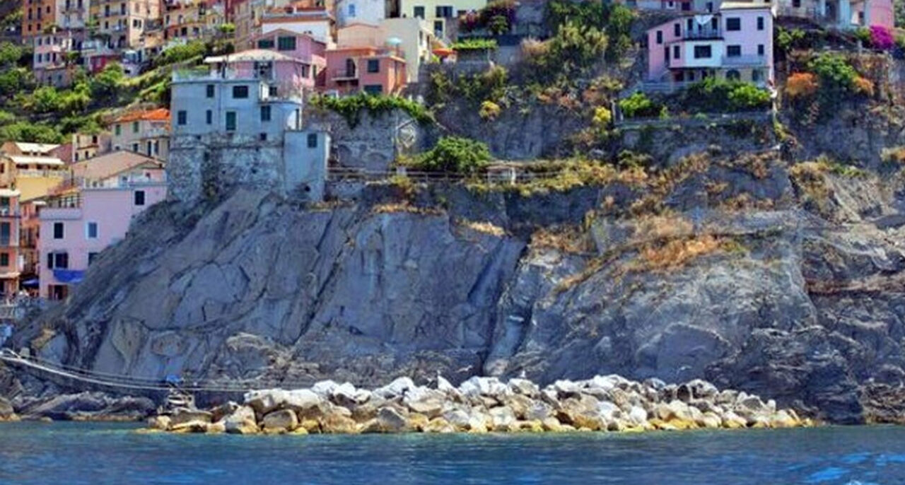 Tragedia alle Cinque Terre: turista 25enne scivola sugli scogli e muore