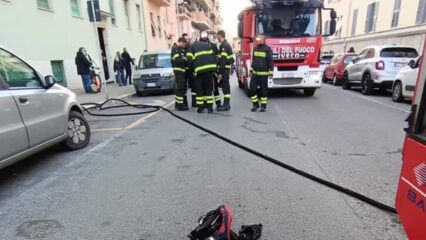 Incendio in un appartamento a Civitavecchia: muore una donna di 43 anni, tre feriti