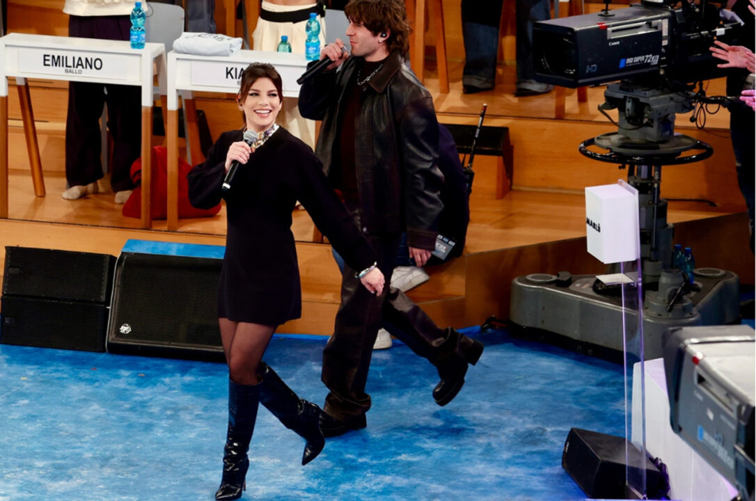 Emma Marrone torna ad Amici: stile rock ed eleganza minimal sul palco con Rkomi