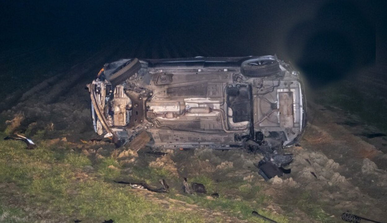 Auto esce di strada e si ribalta nella notte: muore un uomo di 52 anni