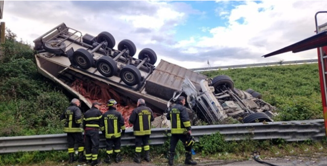 Tir precipita dal cavalcavia sulla SS162: salvato per miracolo il camionista