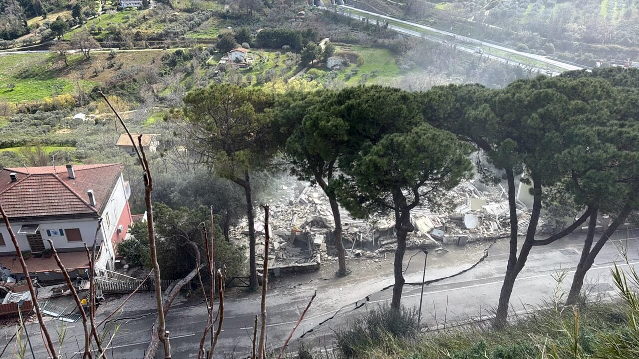 Disastro a Silvi: la collina frana e abbatte una palazzina