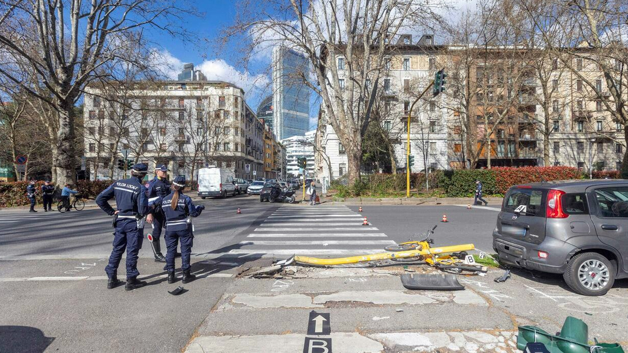 Milano, martedì di sangue: pedone travolto e ucciso da un tir in piazza Ovidio
