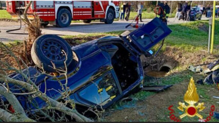 Auto finisce nel fosso e si ribalta: grave un ragazzo di 22 anni