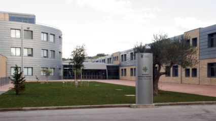 Follia a scuola: nega il saluto all'amico e lo studente colpisce il prof con un pugno